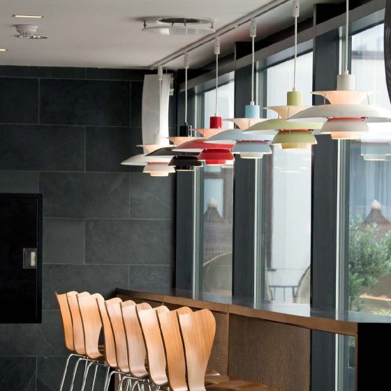 Pendente Poul Henningsen PH50 com banco série 7 - Ambiente elegante